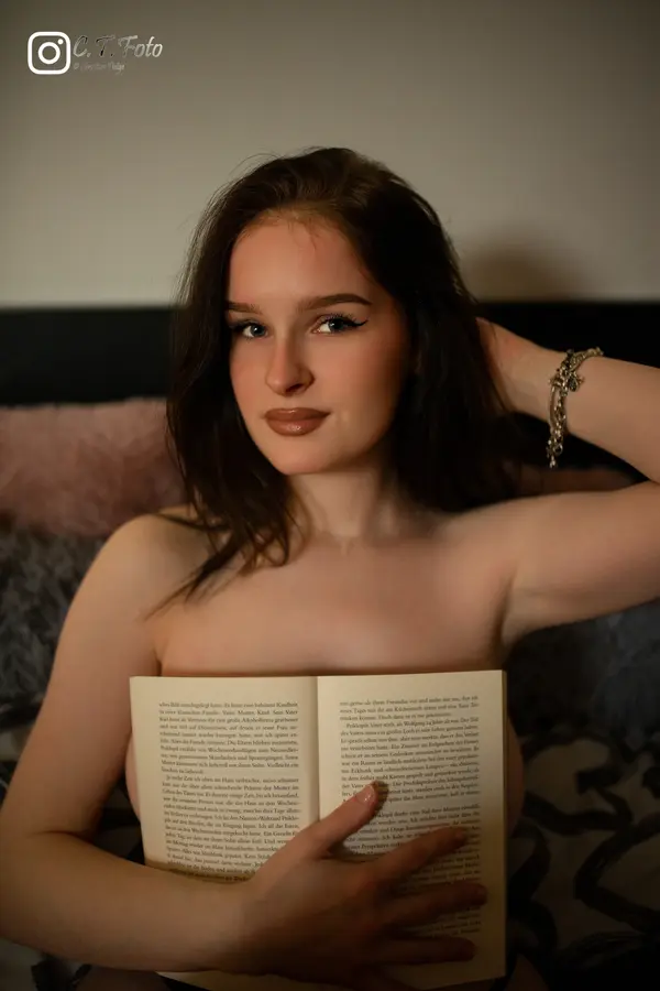 Boudoir-Foto: Frau in schwarzer Wäsche mit Perlenohrringen im Studio