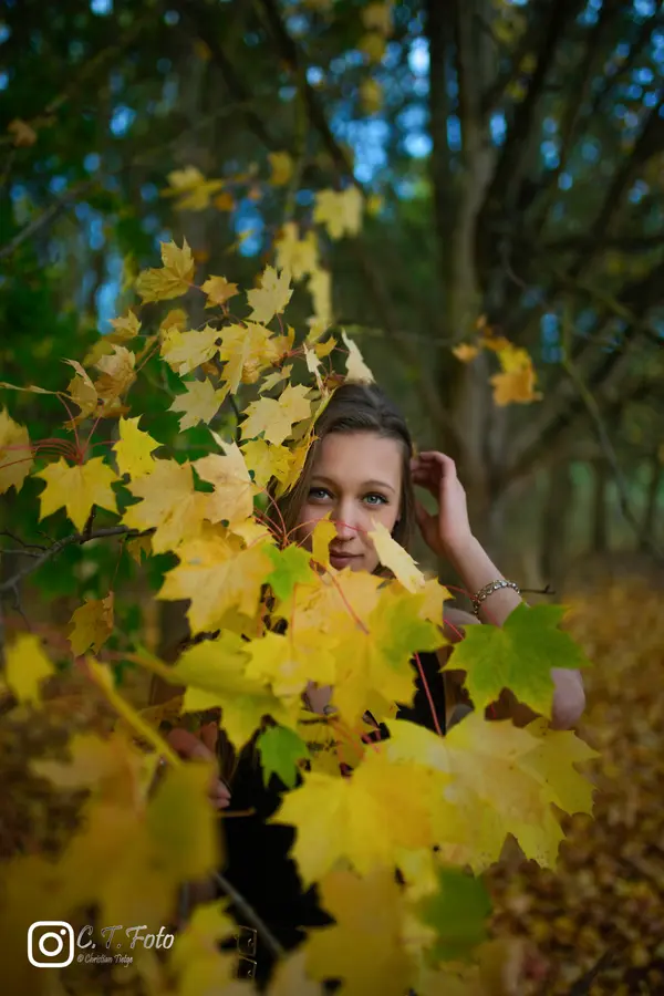 Portrait einer Frau mit Hut im Freien bei diffusem Tageslicht