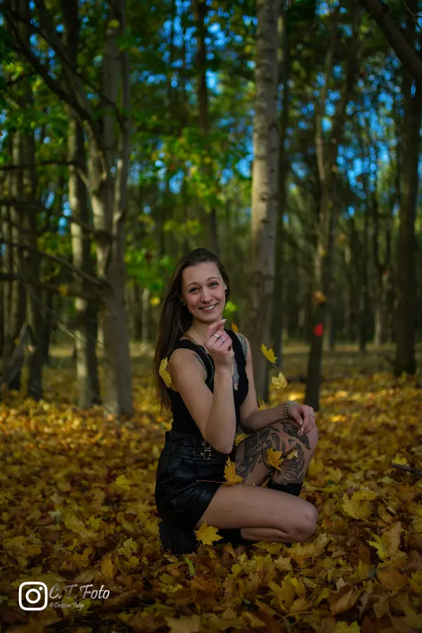 Frau mit langen Haaren im Wind – dynamisches Outdoor-Portraitfoto