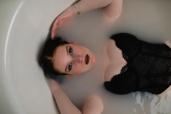 Frau in der Badewanne mit schwarzem Spitzenbody – kreatives Portrait Gifhorn